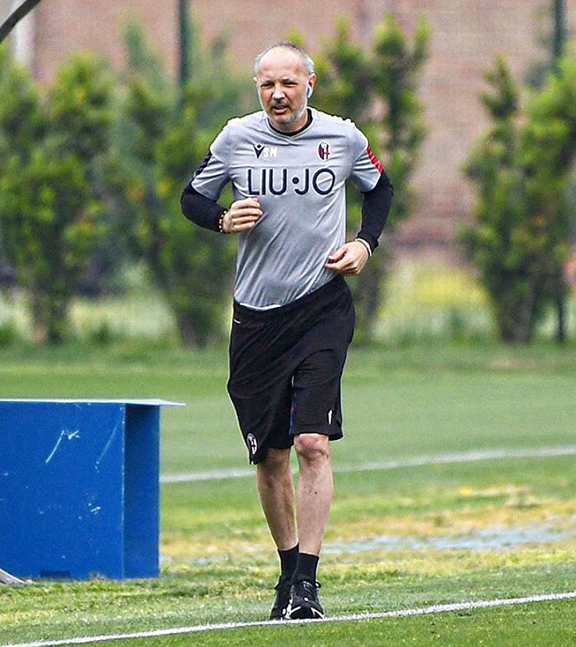 Juezcentral's tweet photo. Hoy en Italia algunos clubes volvieron a entrenar y esta es la imagen de la que habla todo el país. Sinisa Mihajlovic tuvo trasplante de médula y superó una leucemia hace 5 meses. Hoy, el DT del Bologna fue el primero en llegar al centro de entrenamiento para entrenarse 👏🏻 https://t.co/S9I72QQr9C