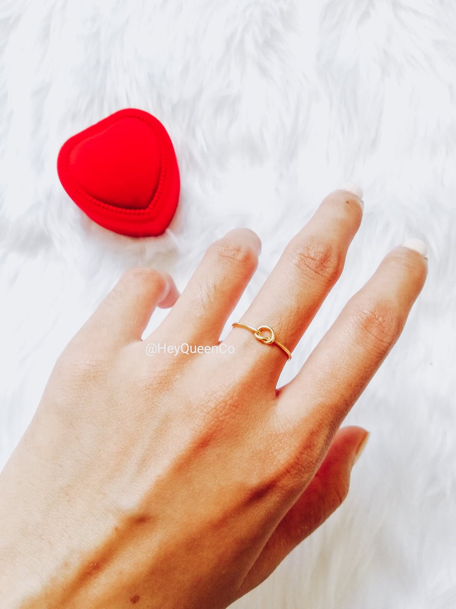 HeyQueenCo's tweet photo. A KNOT RING. Symbolizes a sincere promise to get tied soon, when the right time comes. A promise ring. ❤️👩❤️👨 #KnotRing
@HeyQueenCo https://t.co/piwolbVfZK