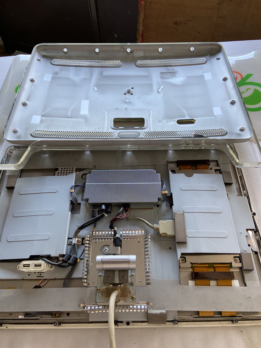 foryouueki's tweet image. Macモニターのお掃除してるよ〜
それもレトロ商品の！20年間ぐらいの汚れです。#MacＧ4  #アップル　#Apple