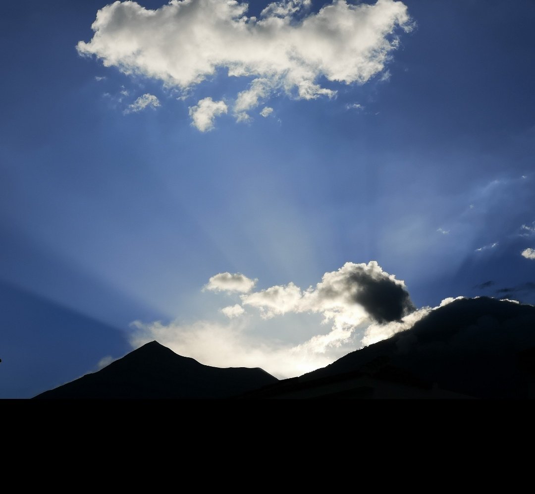 noemnig's tweet photo. Hoy fue un dรญa brillante para ti Yoongi. Tan brillante como este atardecer del 14 de febrero en Antigua Guatemala, cuando se cumpliรณ tu #SUGAsunset 9838.
๐Me inspiras a ser mejor ๐
@BTS_twt @BTSdayversaries https://t.co/1t3JbtT5uQ