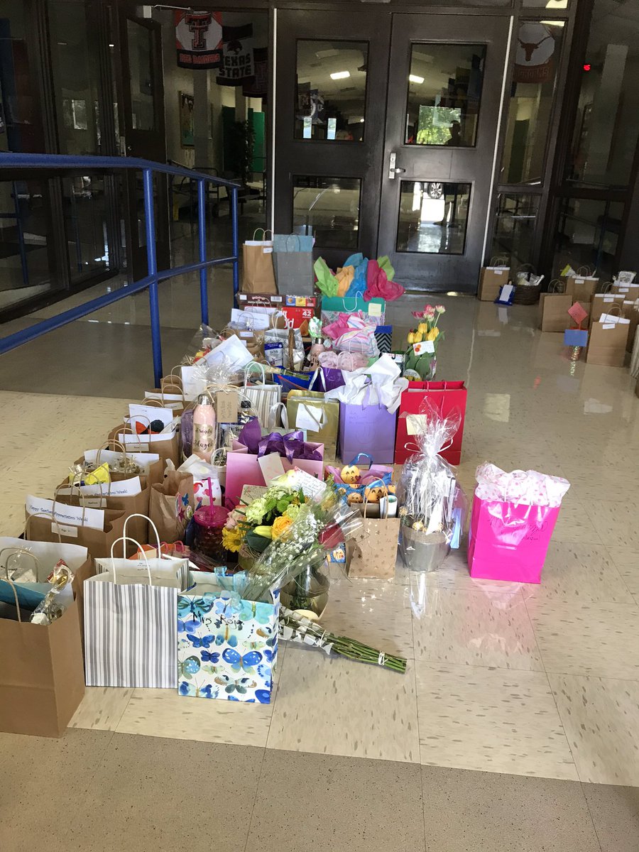 RRuedlinger's tweet photo. Loved celebrating teachers today with gifts from parents and students ❤️❤️#GSOTP @mesquiteisdtx https://t.co/G9zzf6AnOn