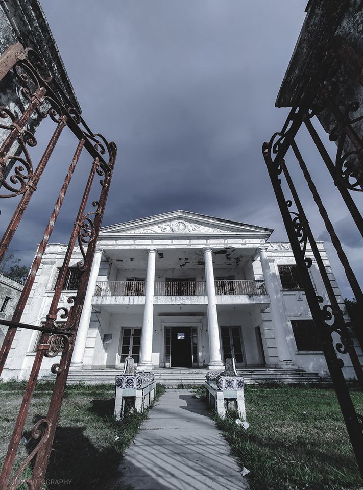 nelvaldez's tweet photo. La famosa casa embrujada de #Montemorelos #NL

Casa que perteneció a una mujer en la década de los 80's, nadie supo porque fue abandonada pero solo dejó un piano. La gente cuenta que en las noches se oye tocar.

📸 JDDPhotography https://t.co/s4ikxkEsBV