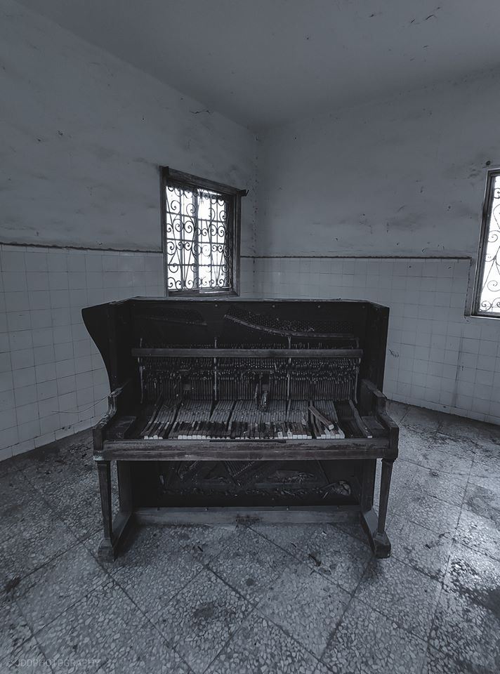 nelvaldez's tweet photo. La famosa casa embrujada de #Montemorelos #NL

Casa que perteneció a una mujer en la década de los 80's, nadie supo porque fue abandonada pero solo dejó un piano. La gente cuenta que en las noches se oye tocar.

📸 JDDPhotography https://t.co/s4ikxkEsBV