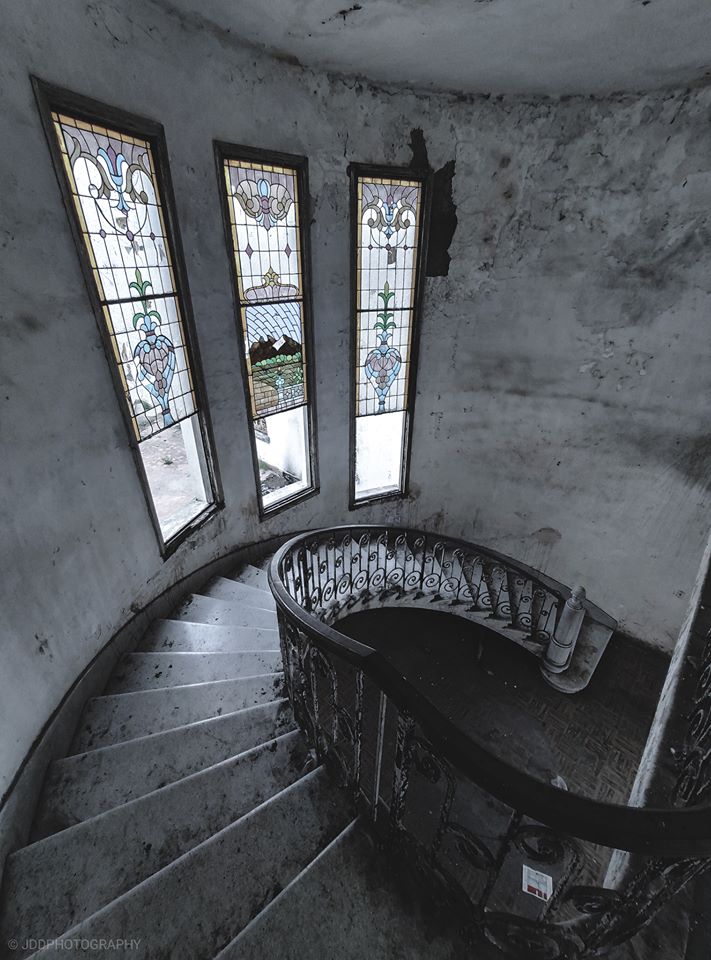 nelvaldez's tweet photo. La famosa casa embrujada de #Montemorelos #NL

Casa que perteneció a una mujer en la década de los 80's, nadie supo porque fue abandonada pero solo dejó un piano. La gente cuenta que en las noches se oye tocar.

📸 JDDPhotography https://t.co/s4ikxkEsBV