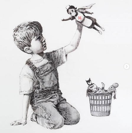 ライブドアニュース 3000rt 空飛ぶ英雄 バンクシー 新作で医療従事者に敬意 T Co Yuiesfksah マントを羽織って空を飛ぶ医療従事者の人形で遊ぶ男児を描いた 新型コロナウイルスとの闘いで最前線に立つ医療従事者に敬意を示したものと