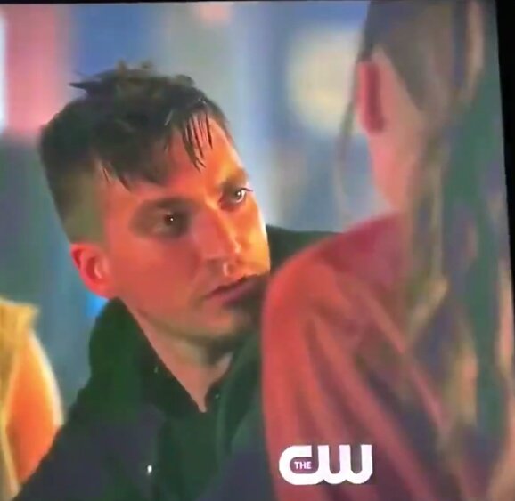 isftycks's tweet photo. do you know why echo cut her hair ? to look more like him SO HE WOULDNT BE ENDGAME WITH BELLAMY https://t.co/x9Qfq3Z9UK