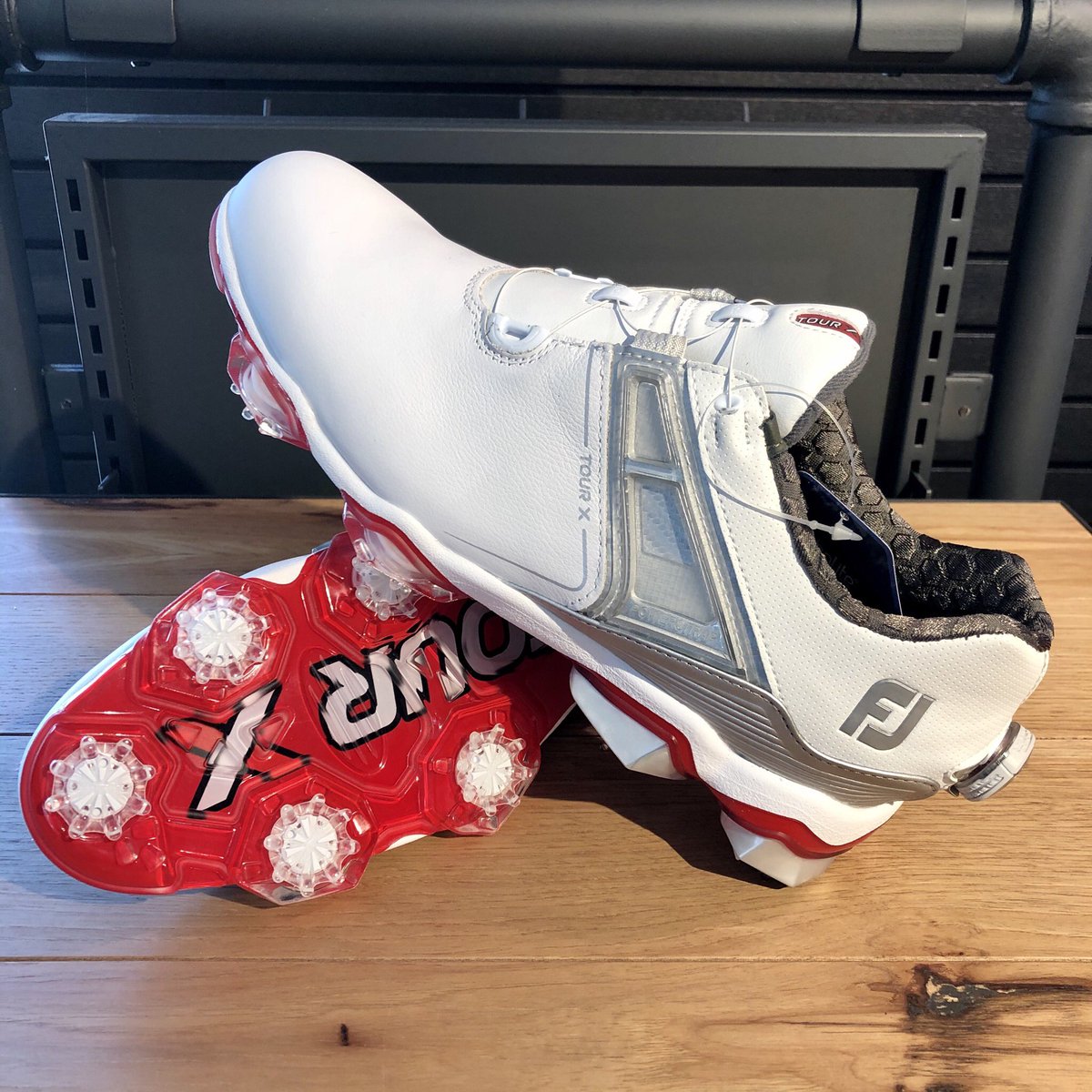 ThousandOaksGC's tweet photo. #WalkingWednesday Maybe a new pair of shoes will keep those feet feeling fresh after walking 9 or 18? Who doesn’t want a new pair of golf shoes for the season?!? The Golf Shop has the latest styles from @adidasGolf &amp; @FootJoy . #CodeChaos #ProSLCarbon #SupportLocalSmallBusiness https://t.co/s9he98yPiZ