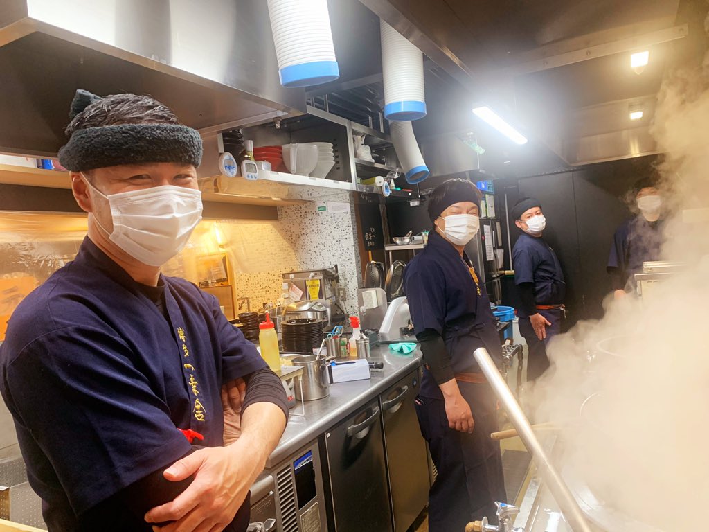 hakata_ikkousha's tweet image. 博多一幸舎　総本店
本日よりメニューを絞って、時間短縮で営業再開いたしました。

コロナ対策もしっかりと。
厨房内でもディスタンス。

お弁当も引き続き販売します。
皆さまよろしくお願いします‼️

ikkousha.com/news/4539