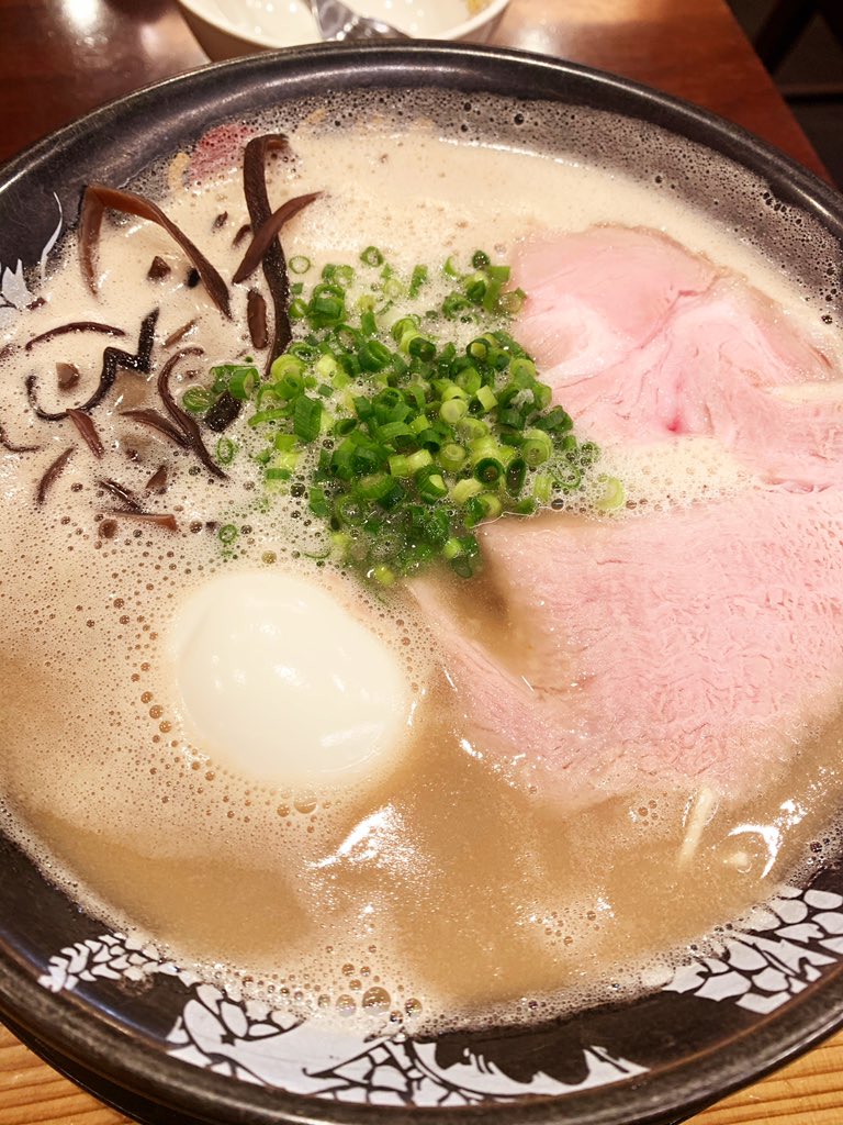 hakata_ikkousha's tweet image. 博多一幸舎　総本店
本日よりメニューを絞って、時間短縮で営業再開いたしました。

コロナ対策もしっかりと。
厨房内でもディスタンス。

お弁当も引き続き販売します。
皆さまよろしくお願いします‼️

ikkousha.com/news/4539