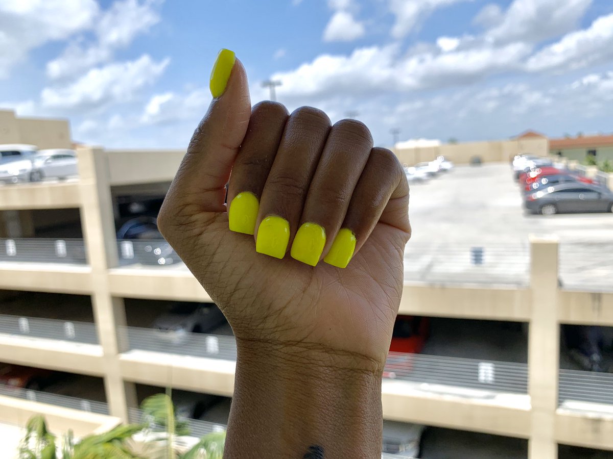 shefivestar's tweet photo. hey☺️ i’ma nail tech in Miami Fl. a simple rt could help me build my clientele 🥰 instagram: thefivestarnails 💕 https://t.co/ymaMT5taCV