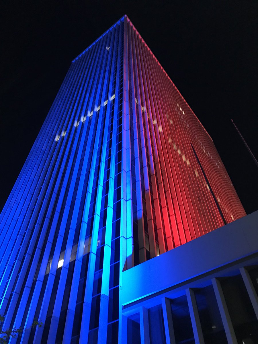MikeSwesey's tweet photo. Day of Thanks! Financial Center #DSMdayofthanks #DSMstrong https://t.co/JSTecPVgl4