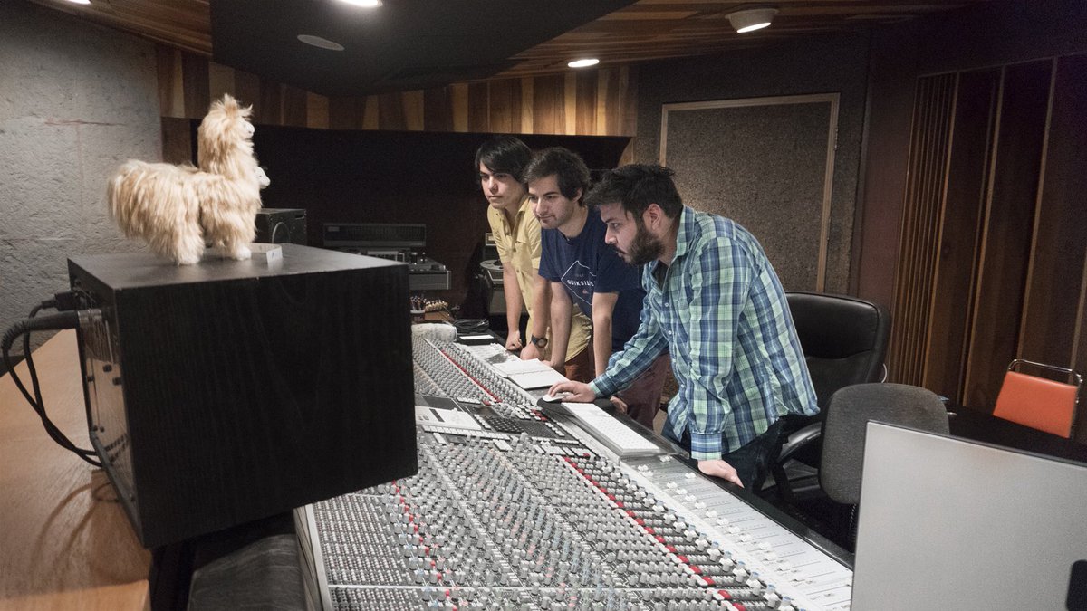 El sonido tan especial de #NoHayAlmas fue posible gracias a los ingenieros que trabajaron con nosotros

Alejandro Gracia de #LaBestia: Batería, Guitarras, Ukelele, Bajo, Synth

Santiago Sierra, estudiante Ingeniería en el Tec De Monterrey

Gilberto Rabiela de Estudios Noviembre