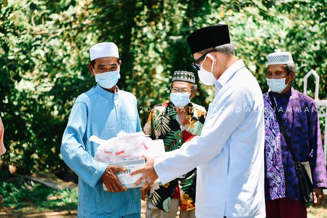 Menyampaikan sedikit sumbangan buah kurma, face mask, hand sanitizer dan sedikit wang tunai untuk tabung masjid-masjid di sekitar Parlimen Sepanggar.