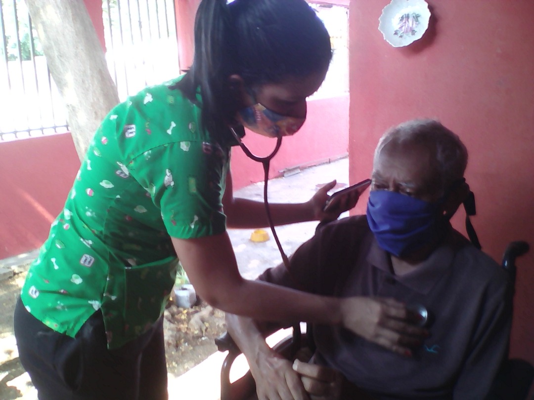 MSomosVFALCON's tweet photo. #SomosDPD|| En una labor articulada con el Movimiento Hogares de la Patria Eulalia Buróz , con el apoyo de la dra Guislaine Chirinos (médico UNEFM) @DPDFalcon_ visitó a los adultos mayores encamados, con discapacidad y enfermedades crónicas para supervisar su condición de salud https://t.co/nMKcCNoDFY
