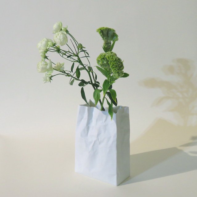Monova 紙袋ではありません 花瓶です お気に入りの花を 気軽に1 2輪 シャクヤク アジサイ ガーベラなどなど 好きな花を生活に取り入れてみませんか New Crinkle Super Bagは 紙や布の質感がシンプルな磁器に表情をもたらし お部屋にやさしく