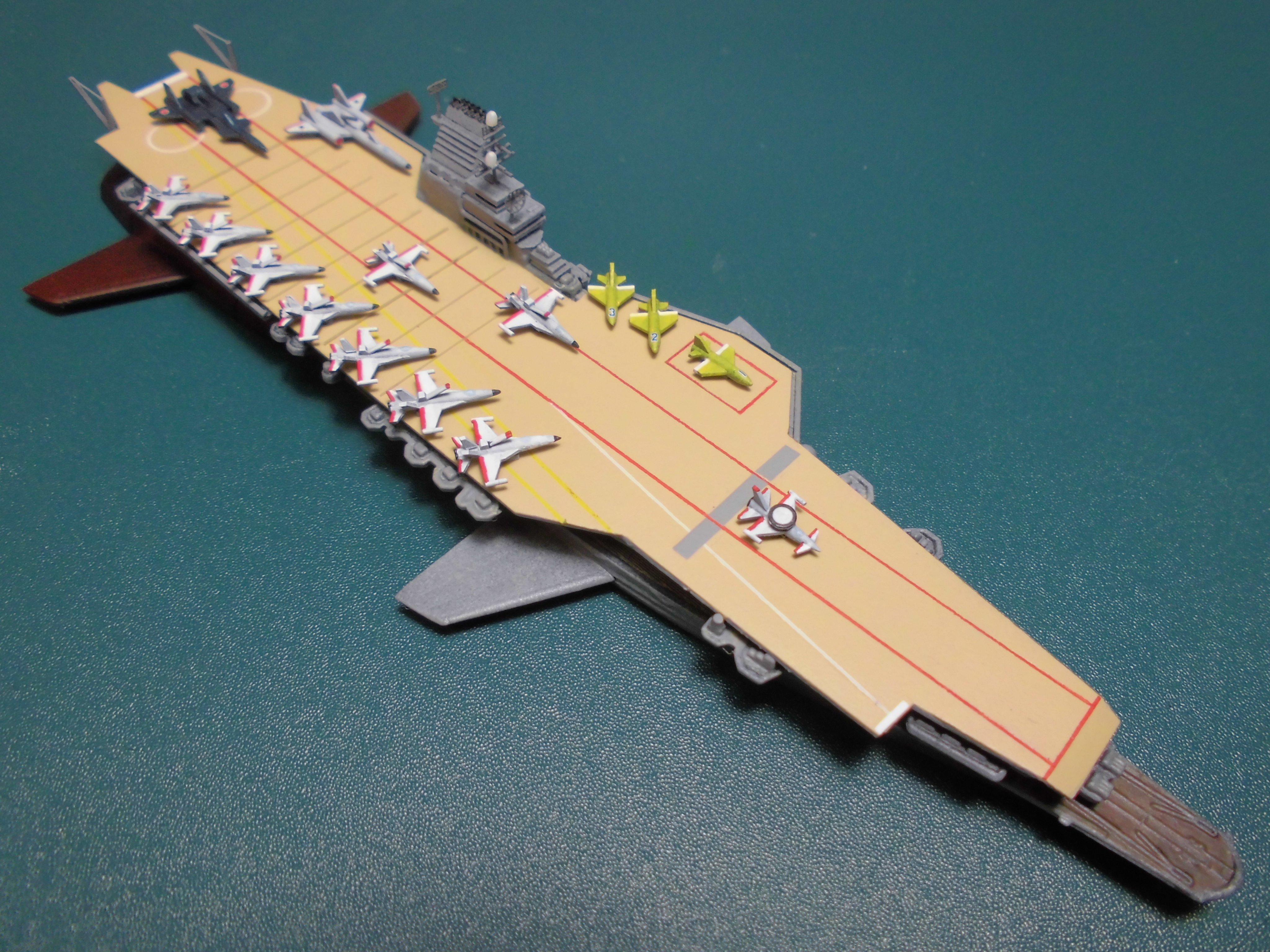 レッドホーク連合艦隊　シナノ 1/2000レッドホーク連合艦隊「シナノ」建造中（白線と艦載機編