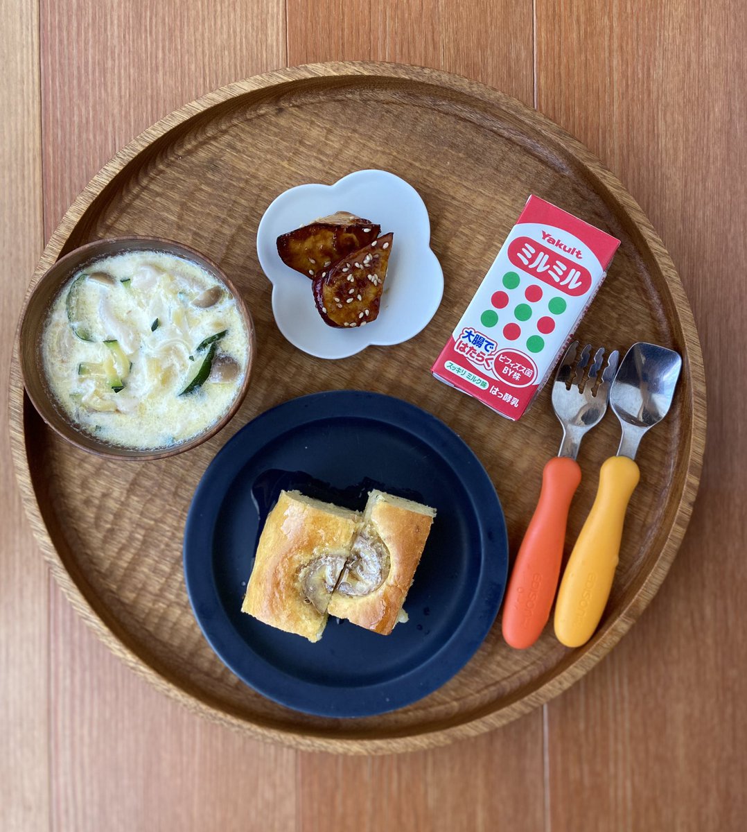 本田 よう一 3歳育児中 A Twitter 息子さんお昼ごはん バナナヨーグルトパンケーキ ズッキーニのミルクスープ 大学いも ミルミル という 甘やかしお昼ですが 見向きもせず 30分経過 さて どうなることやら 幼児食 育児 ほぼ2歳児 男の子 春休みは