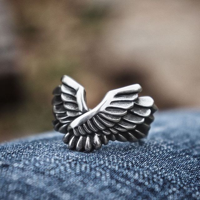 Cimarronemx's tweet photo. Las alas simbolizan la libertad que caracteriza a los viajeros .

Acero inoxidable
Tallas 7 a 13
$380
Plata $630
#rings #alternativefashion #biker #accesoriosalternativos #travelvibes https://t.co/uxjVxCRgR2
