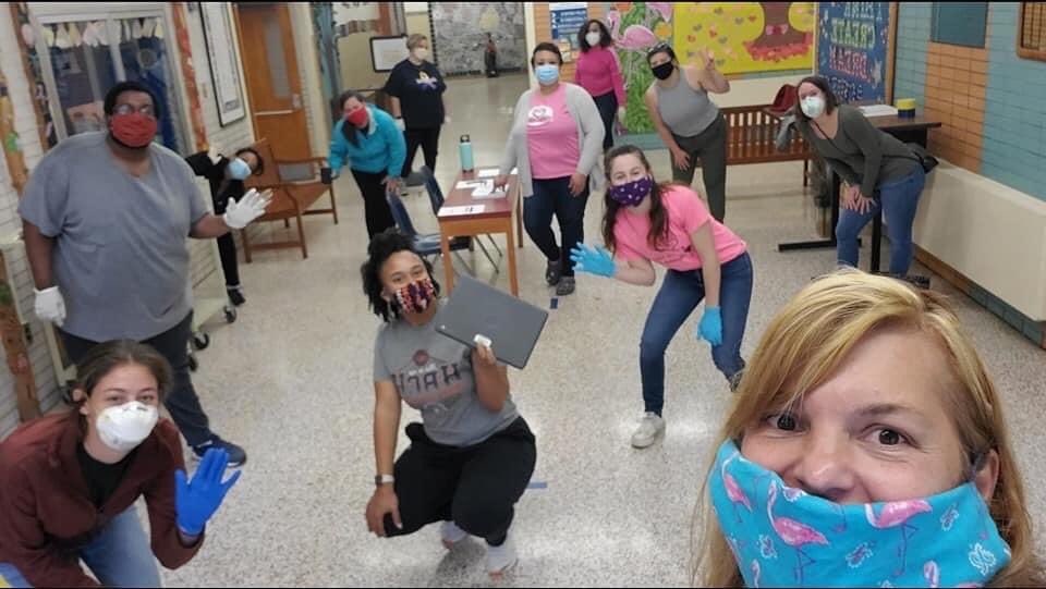 LenardITC's tweet image. The Chromebook distribution crew worked hard today at Fisher to get devices and hotspots into the hands of our students!  #WeAreRPS #FisherFlamingos #RPSStrong #RPSTeachersRock #LeadWithLove @RVAITRTs @RPS_Schools