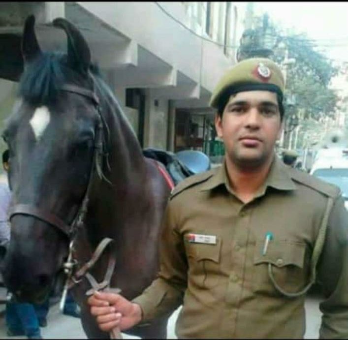 HemaniBhandari's tweet photo. .@DelhiPolice Const Amit lost his life to #Covid_19 on Tues,few hours after developing symptoms.But his colleague recounts how he ran from hospitals to Covid centres but was denied admission.'Had Amit been admitted,he could have been saved' he said. 
Link: https://t.co/Ai4sO2GYI2 https://t.co/g7szAfiM9z