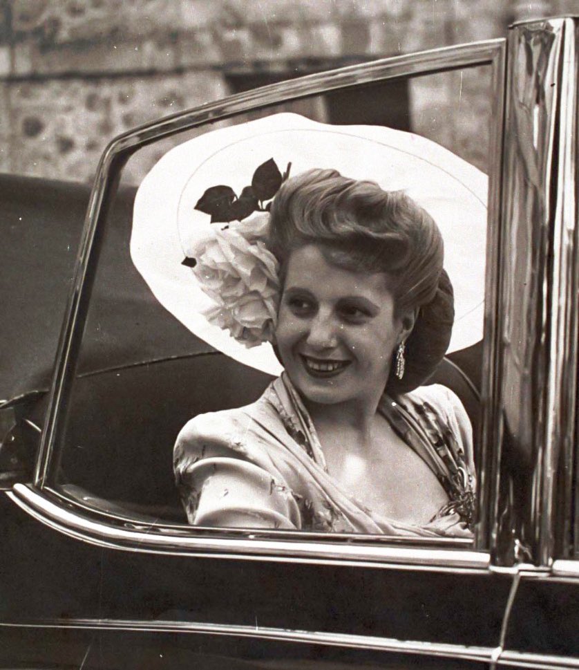 FrancoGhelardu1's tweet photo. "A ellos les duele que Eva Perón se haya dedicado al pueblo argentino; a ellos les duele que Eva Perón, en lugar de dedicarse a fiestas oligárquicas, haya dedicado las horas, las noches y los días a mitigar dolores y restañar heridas."..
#EvitaEterna https://t.co/y2htivTxWp