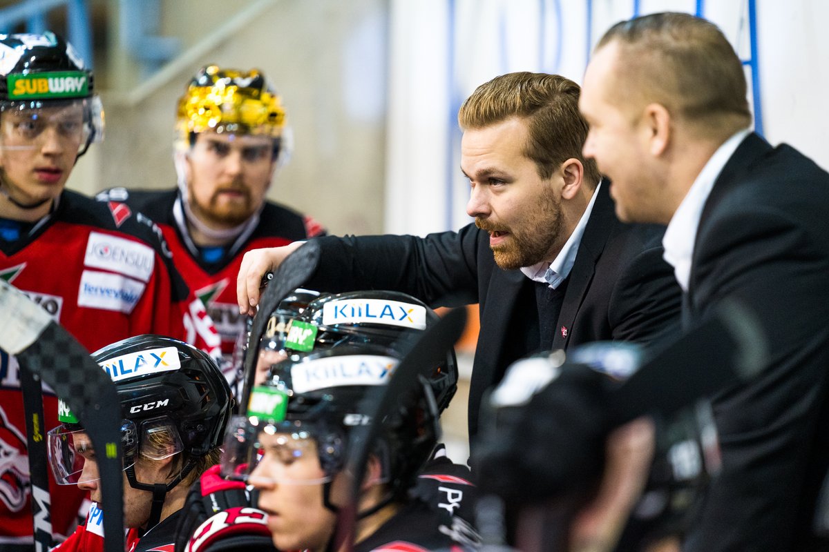 Joni Petrell, Benjamin Laurinkari, Arto Pyykkö ja Harri Yrttiaho muodostavat Joensuun Kiekko-Poikien valmennustiimin kaudella 2020–21 🔥💪

Lue lisää: joensuunkiekkopojat.fi/ajankohtaista/…

#JoensuunKiekkoPojat #JoKP #Mestis