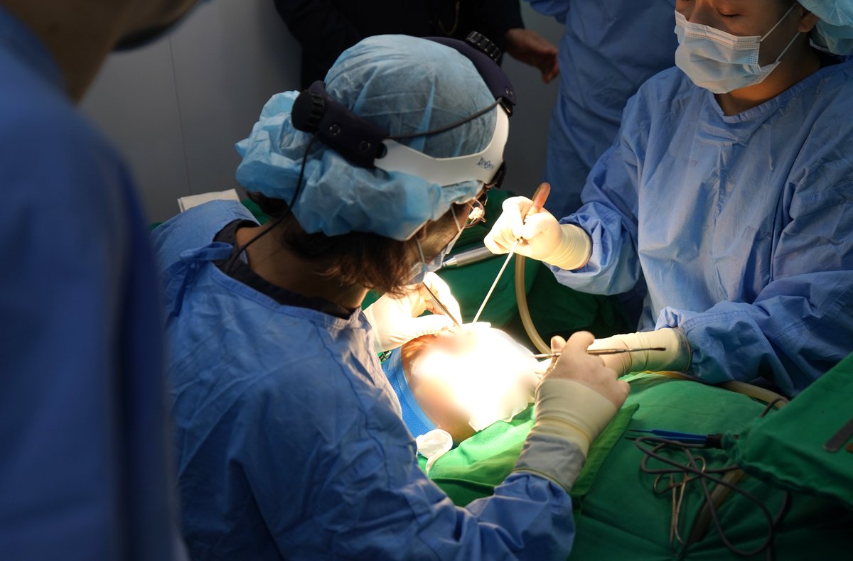 IstpOfficial's tweet image. In the recent ISTP seminar, Dr Jeong demonstrated his exclusive techniques in his Operation Room! 
Follow us on this journey to find out what our surgeons will do in the following seminars. 
#ISTP #ThePlusPlasticSurgery #Rhinoplasty #FacialBoneContouringSurgery #medicalconference