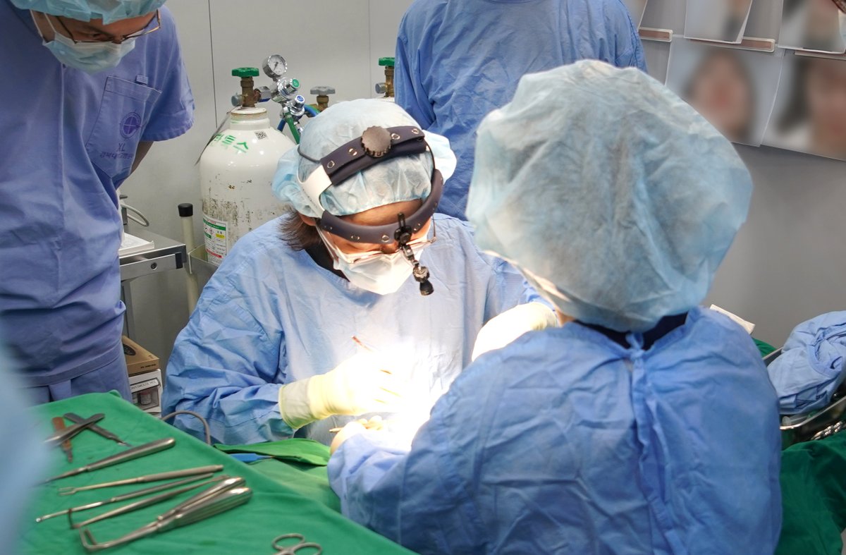 IstpOfficial's tweet image. In the recent ISTP seminar, Dr Jeong demonstrated his exclusive techniques in his Operation Room! 
Follow us on this journey to find out what our surgeons will do in the following seminars. 
#ISTP #ThePlusPlasticSurgery #Rhinoplasty #FacialBoneContouringSurgery #medicalconference