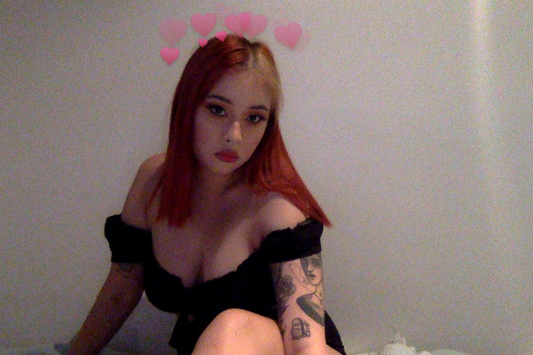 sparklinttrash's tweet photo. Photo booth really do be hitting it different https://t.co/7tqwosgWip