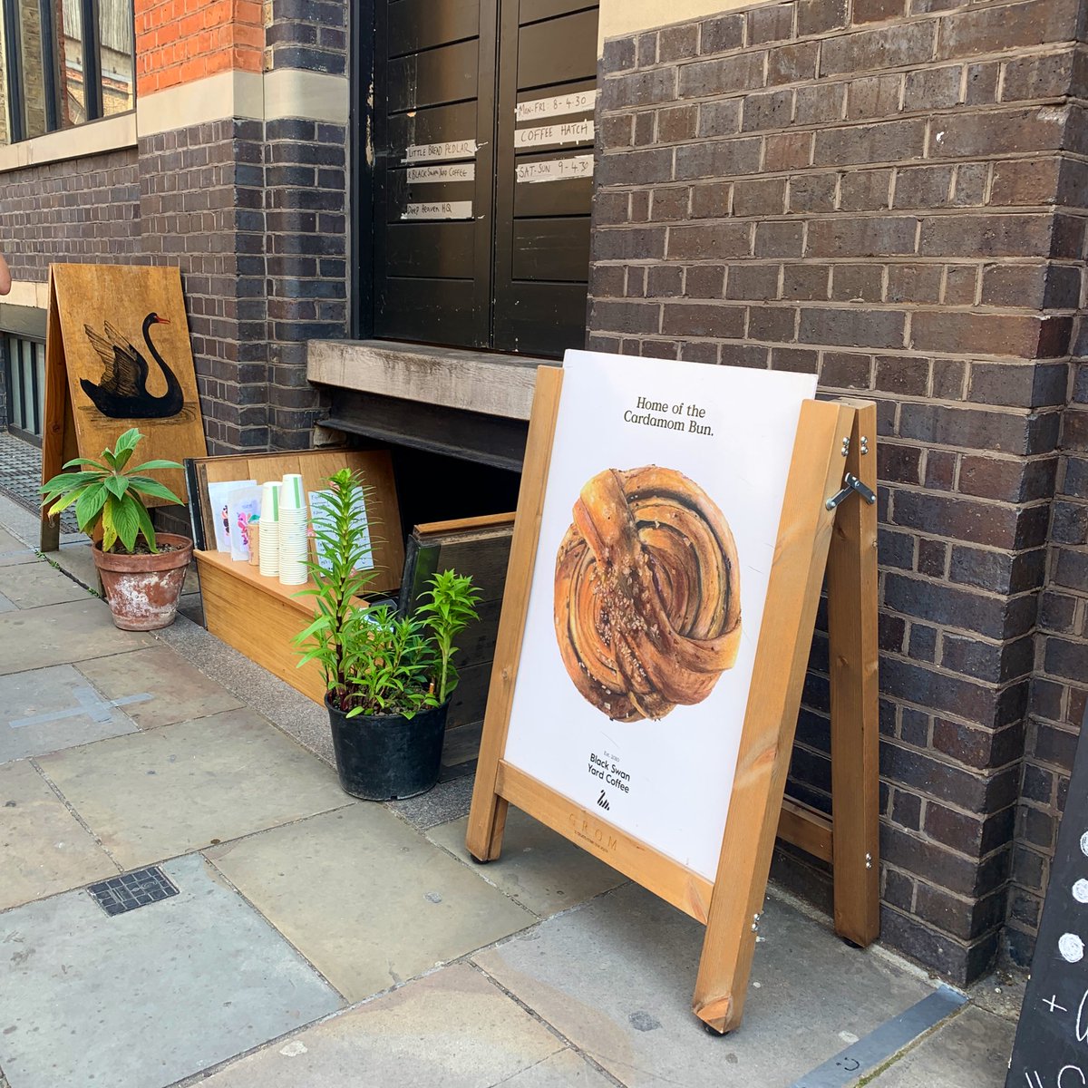 doublemacbex's tweet image. The coffee at @BlackSwanYard #Bermondsey as ace as always (order through hatch, queue 2m apart outside): @curveroasters flat white and an @LBPedlar cardamom for breakfast this morning.