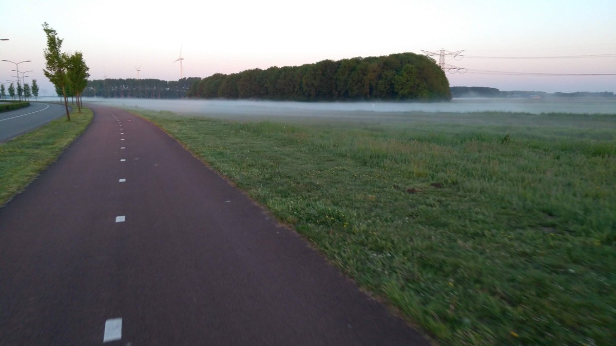 Bijnaelkedag's tweet photo. @mooieluchten @weeronline @Weerplaza @weer #startvandedag https://t.co/YwaEVTrOdM