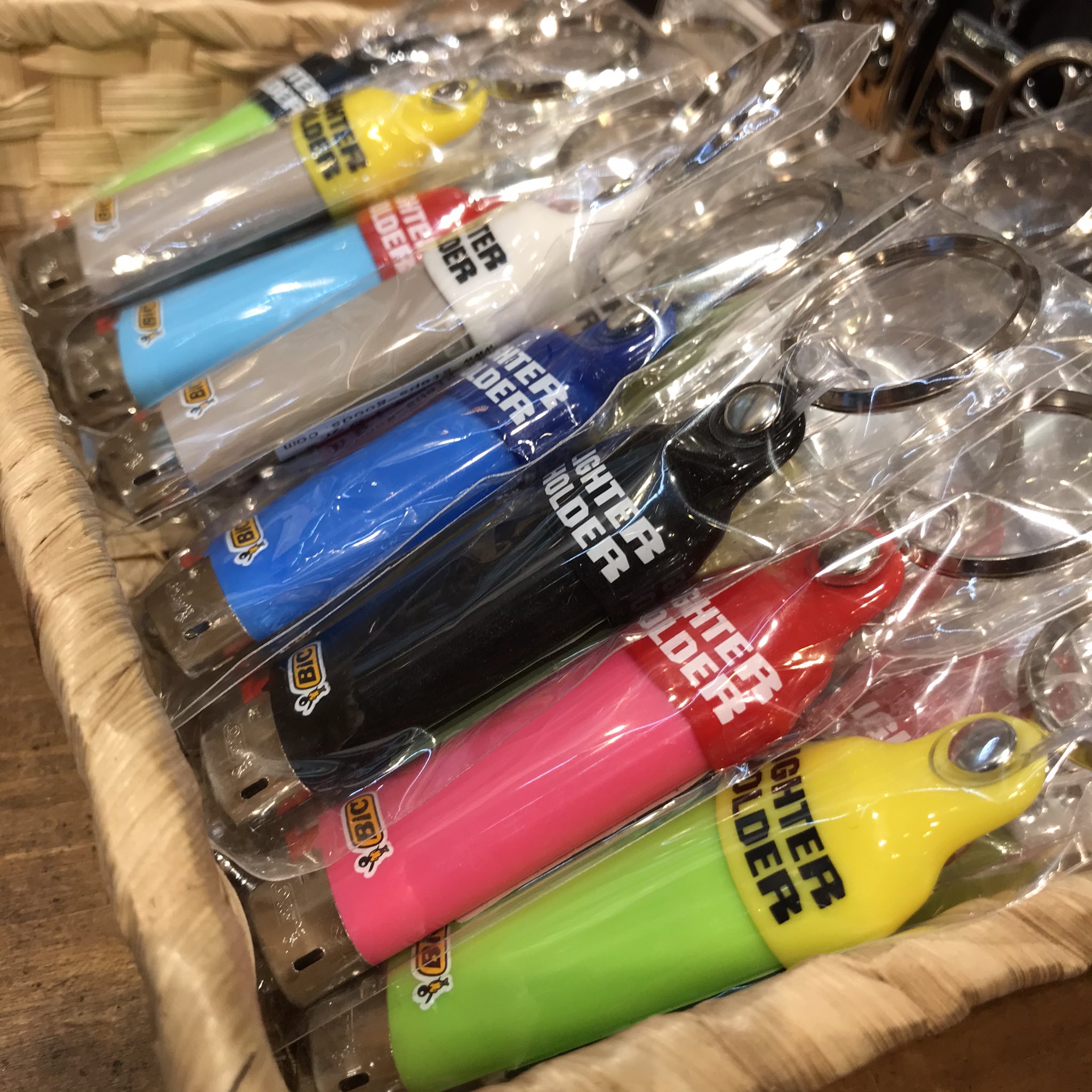 Horizon立川 ラバー製のライターキャップにbicのライターが付属していているので 買ってスグお使いいただけます ダブルリングとカナビラ リールがあり キーホルダーなどにつけることが出来ます ダブルリング Price 418 Tax In カナビラ リール