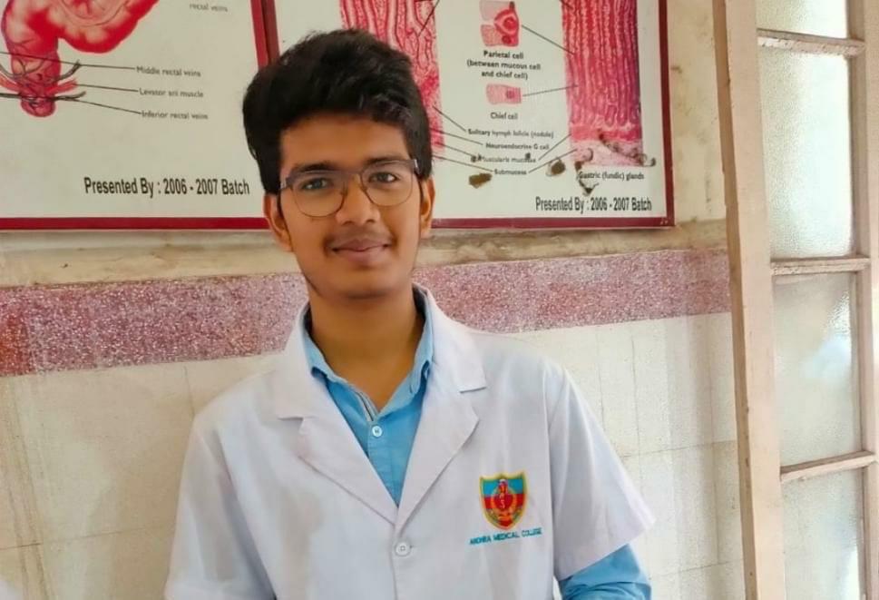 UDAIndia's tweet photo. A 1st Year MBBS student Named Chandramouli is deceased due to Gas leak.
Total 10 Deaths So far......
RIP 🙏
#VizagGasTragedy https://t.co/MTUuDfwcZD