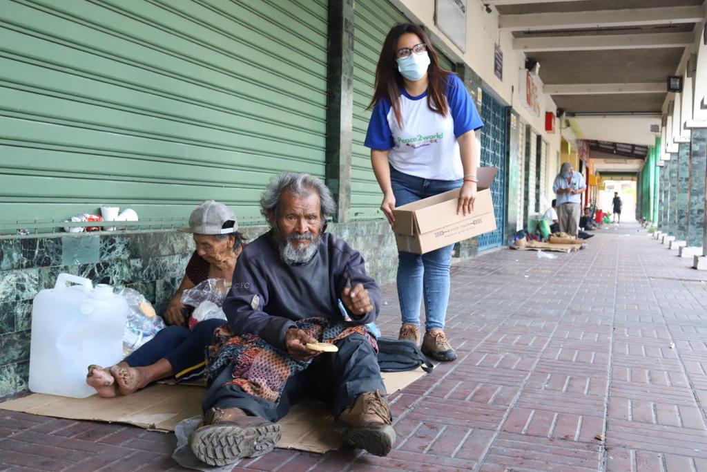 NancyFrancoSV's tweet photo. Este fin de semana me dedique a llevar alimentos a personas en las calles en medio de la pandemia del #COVID19. Guardando las medidas decretadas. Siguenos en la página de @Peace2world_org y enterate como ayudar desde casa #AyudemosTodos 👐 #ElSalvador 🇸🇻 https://t.co/qoR8uE4g00