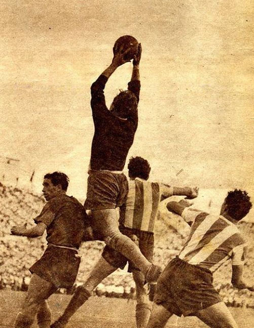 nlasheras's tweet photo. @verobalbuena Aquí, uno de los que estaba en ese equipo. Campeón con el primer equipo de la U y en la foto defendiendo al Sapo Livingstone... Francisco Las Heras Marrodan. https://t.co/xs3FM6aONi