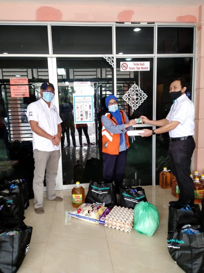 jkmhq's tweet photo. Kerjasama Strategik bersama PETRONAS bukti kepercayaan sektor korporat bekerjasama dgn JKM membantu masyarakat terkesan akibat pandemik Covid-19

#infosharing
#HulurkanTanganRingankanBeban https://t.co/iconxKEDVi