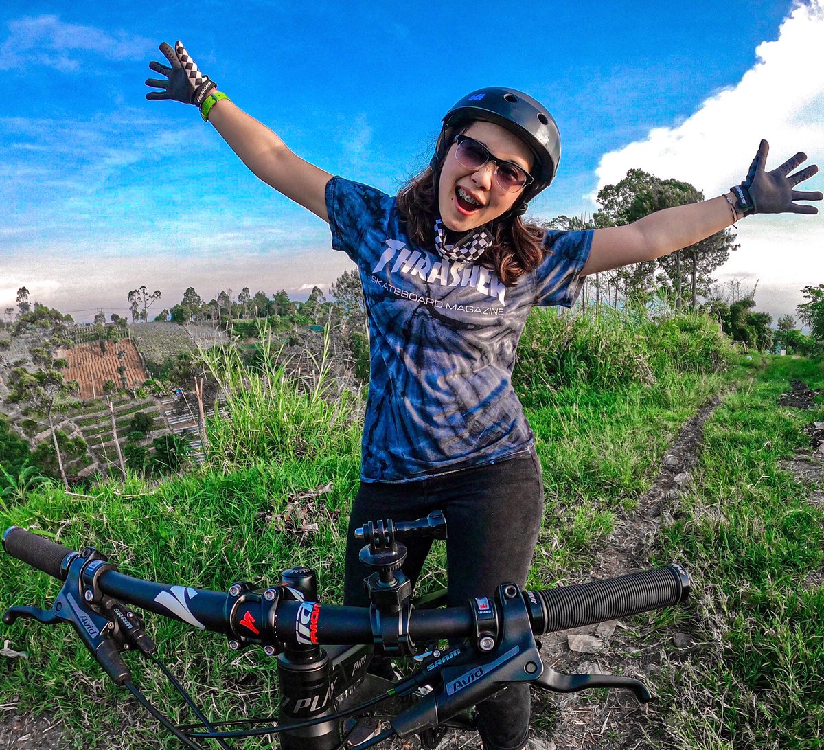 Salah satu cara agar imun tetap terjaga adalah dengan bahagia, Buat bahagiamu sederhana, sesederhana tersenyum dan mensyukuri apa yang ada..
Karena Bahagia itu murah, yang mahal itu Gengsinya, hihiy...
Sehat selalu men’temen, Dimudahkan segala urusannya &amp; diLancarkan Rezekinya ❤️