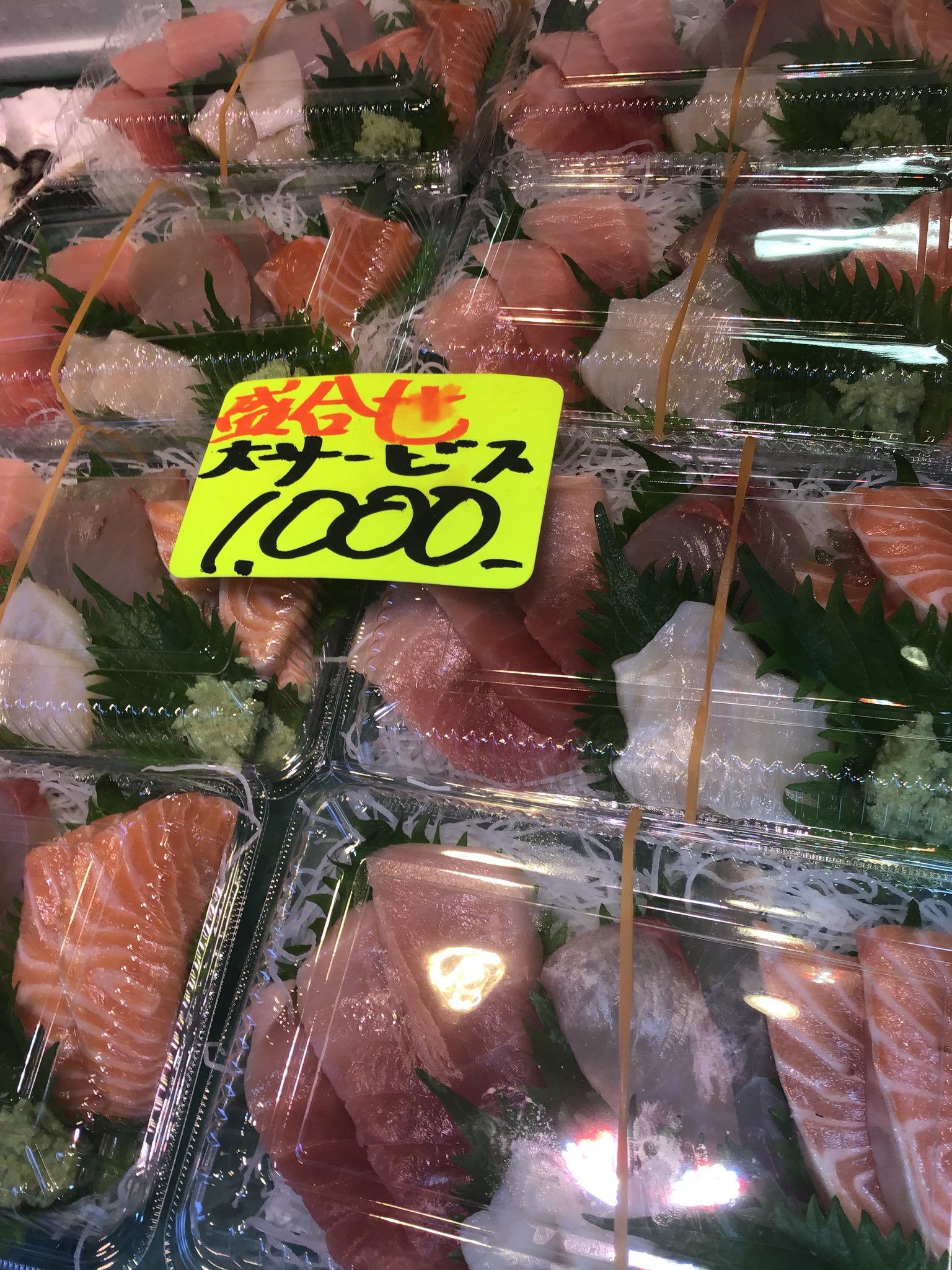 築地 斉藤水産 刺身盛り合わせはいかがでしょうか 例えば3000円程なら写真のようになります 持ち帰り用のパックも用意しております 刺し盛り注文は3000円以上の注文でお願いしているのですが 現状作れる量に限りがあることや値段の変動もあり 量や値段