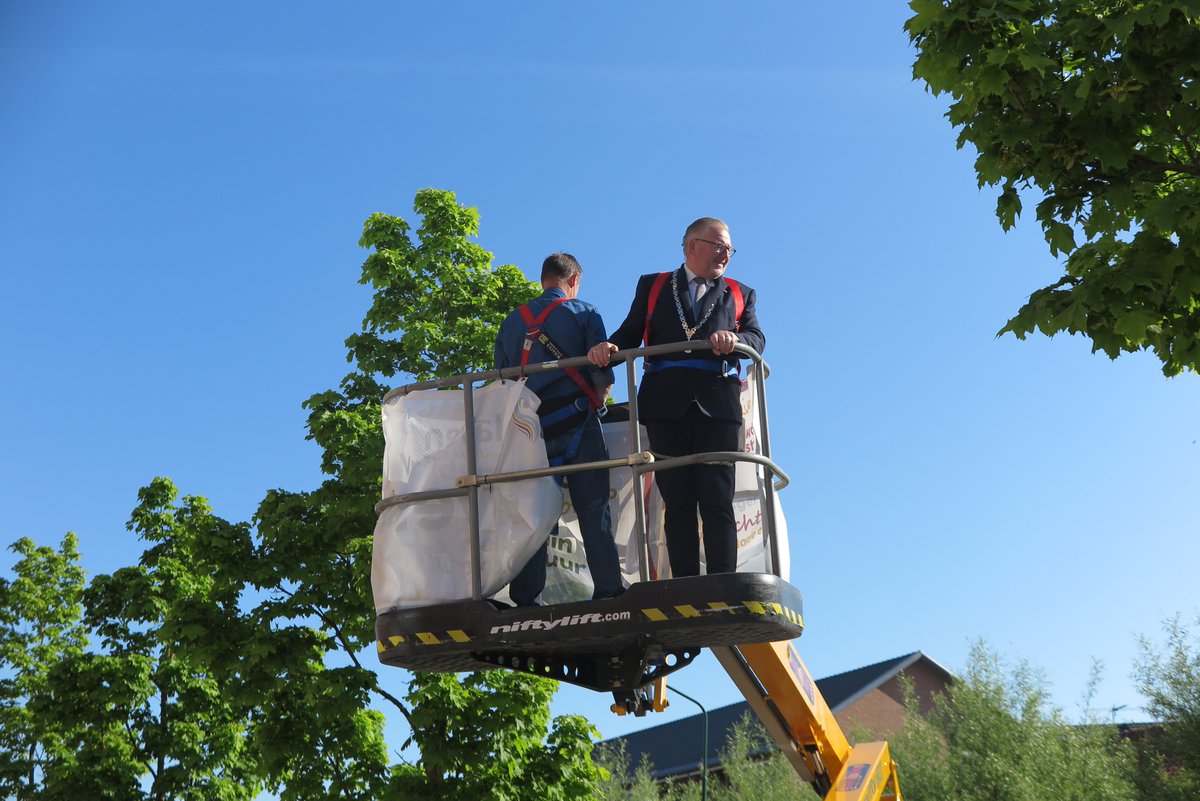 gembunschoten's tweet photo. Van harte #gefeliciteerd! Burgemeester @melisvandegroep heeft vanochtend mevrouw Koelewijn - van Goor verrast met haar #100ste verjaardag in zorg- en wooncentrum De Haven π₯³. Lees meer op https://t.co/uY9luCjCMg https://t.co/XHKSgv4r33