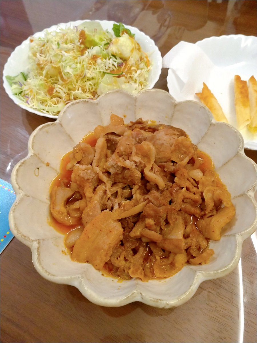 mimiko304's tweet photo. 倉井食堂と呼ばれてる下野市のレストラン倉井のお持ち帰りホルモンを差し入れにいただいた😆
小袋のニンニク量がすごい😁
でも、めちゃくちゃ美味しいんだよねー！
あの味が家で食べられるなんて✨
#おうちごはん
#Twitter晩酌部
#テイクアウト
#持ち帰り
#肉 https://t.co/OS0cJeqQiI