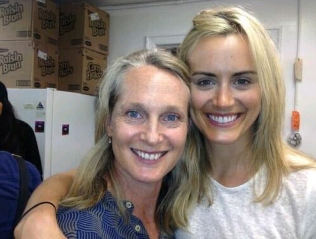TSchilingfans's tweet photo. They look so alike 😂❤️ #piperkerman #oitnb #taylorschilling https://t.co/DPM0bUuvXR