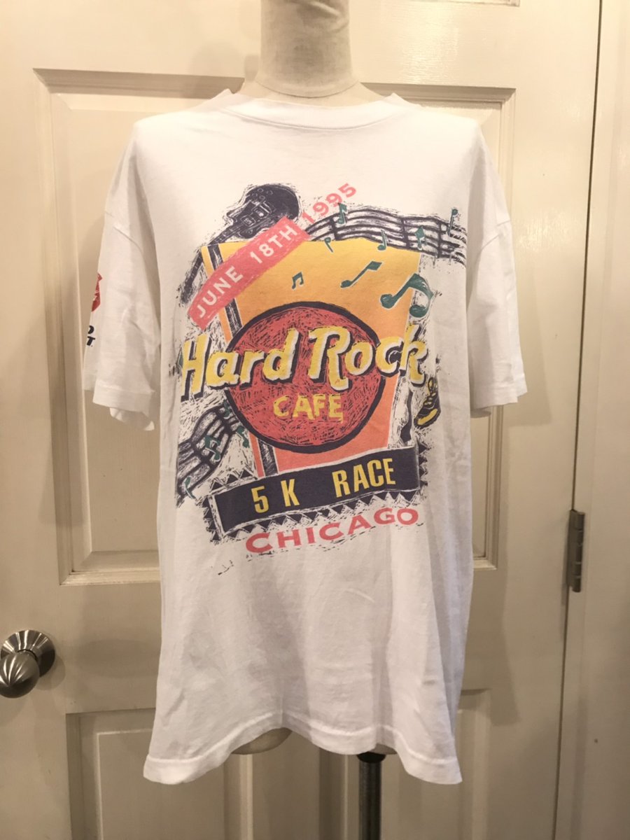 モジャ男 No Twitter ハードロックカフェ Tシャツ シンプルに1番人気の高い前にデカロゴプリント 人気の白地にポップなデザインが 可愛いです 袖にもロゴ有り 1枚でも ロンtやシャツなどと重ね着しても可愛いです 5900 肩幅 50cm 身幅 50cm 着丈
