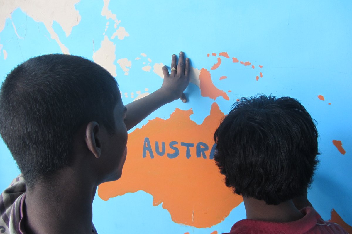 artreachindia's tweet photo. Exploratory drawing and painting sessions often lead to a co-created mural. The children love the process of mural making: the brainstorming of ideas, the development of a vision for their space, the selection of images on to the wall, and finally the thrill of painting. #tbt https://t.co/wAqibn8x7Q