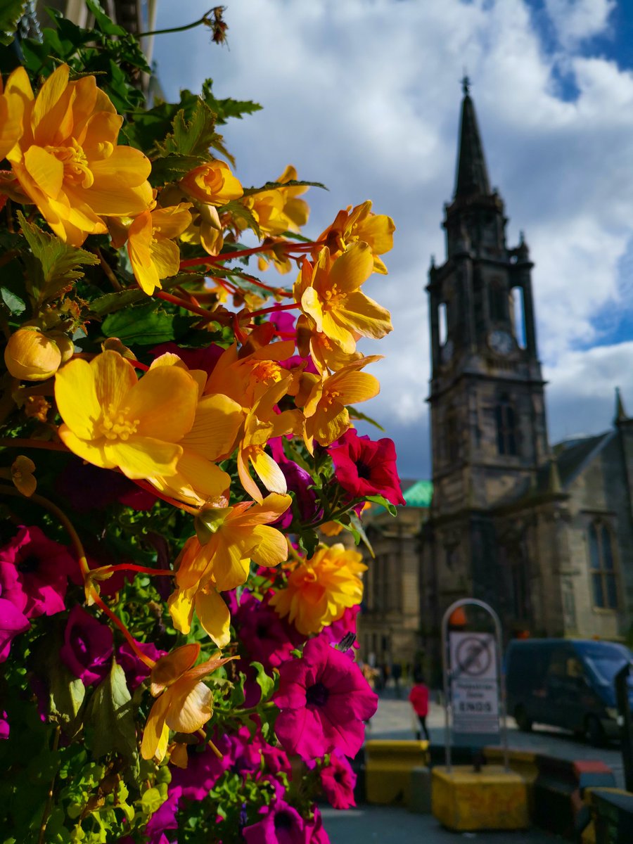 Edinburgh! 😍

#edinburgh #edinburghcity #city #citybestpics #flowers #flowerstagram #streetartdaily #streetlife #visualart #visual_heaven #sky #nature_captures #travelgram #instatravelling #travelblogger #travels #travel #traveler #newexperience #picoftheday #photography #photo