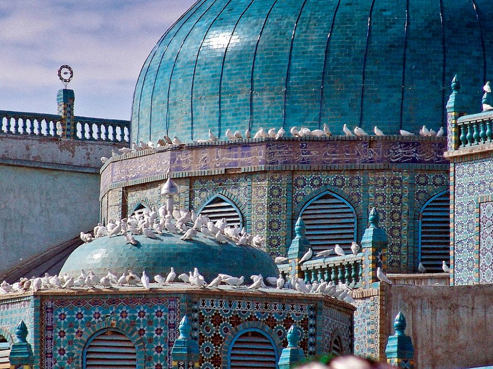 BiruniKhorasan's tweet photo. The Blue Mosque of Mazar-i Sharif.

Legend says doves are pure white because of the sanctity of the mosque, and that if a dove with a speck of colour flies in, it too will turn white.

About 10,000 white doves are said to roost atop the Blue Mosque's spiral minarets and arches. https://t.co/JKyjB2LlCU