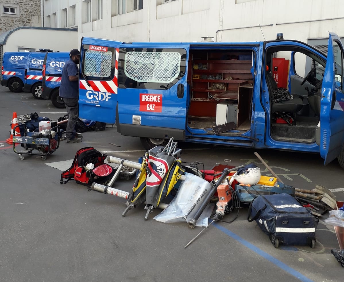 Jeudi, jour de changement d'équipes d'astreinte, à <a href="/GRDF/">GRDF</a> 
Du côté de #AI_ParisNord, rangement et nettoyage complet des véhicules d'intervention

<a href="/SandraPayet91/">Sandra Payet</a> @X_Guig <a href="/bourdin_hugues/">Hugues Bourdin</a> #DRIDF