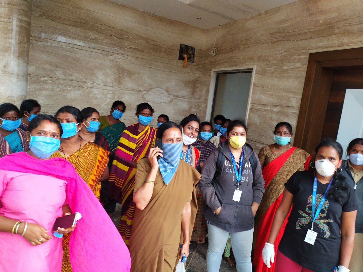 Haarika_it_is's tweet photo. A joyous moment when one of the receivers of sanitary kit, Anitha ran to pick some fruits from farm &amp; gave it as a token of appreciation and respect for the work being done by She Warriors.  
#MadeOurDay
@MALAVIKAAVINASH @sonali_singh @mani1972ias @tarununaidu1 @kgrachana https://t.co/4zdXOYZ7N0