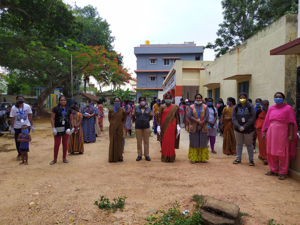 Haarika_it_is's tweet photo. A joyous moment when one of the receivers of sanitary kit, Anitha ran to pick some fruits from farm &amp; gave it as a token of appreciation and respect for the work being done by She Warriors.  
#MadeOurDay
@MALAVIKAAVINASH @sonali_singh @mani1972ias @tarununaidu1 @kgrachana https://t.co/4zdXOYZ7N0
