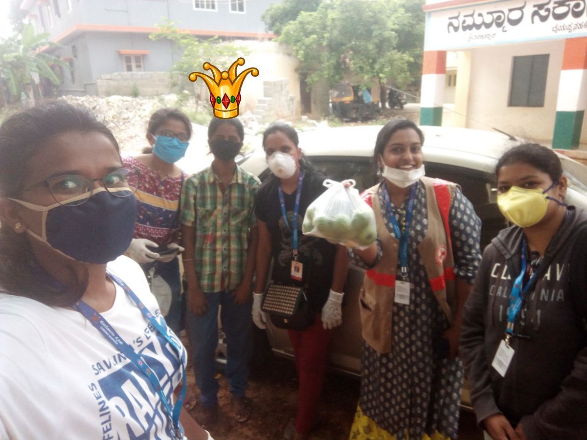 Haarika_it_is's tweet photo. A joyous moment when one of the receivers of sanitary kit, Anitha ran to pick some fruits from farm &amp; gave it as a token of appreciation and respect for the work being done by She Warriors.  
#MadeOurDay
@MALAVIKAAVINASH @sonali_singh @mani1972ias @tarununaidu1 @kgrachana https://t.co/4zdXOYZ7N0