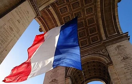 IPA_Paris's tweet photo. Cette année, les cérémonies du #8mai se dérouleront en comité restreint et ne seront pas accessibles au public. Pour vous associer aux commémorations et rendre hommage aux combattants de la Seconde Guerre mondiale, décorez vos fenêtres aux couleurs nationales !#WW2 #WWII #2GM https://t.co/SgcmZ1uFgg